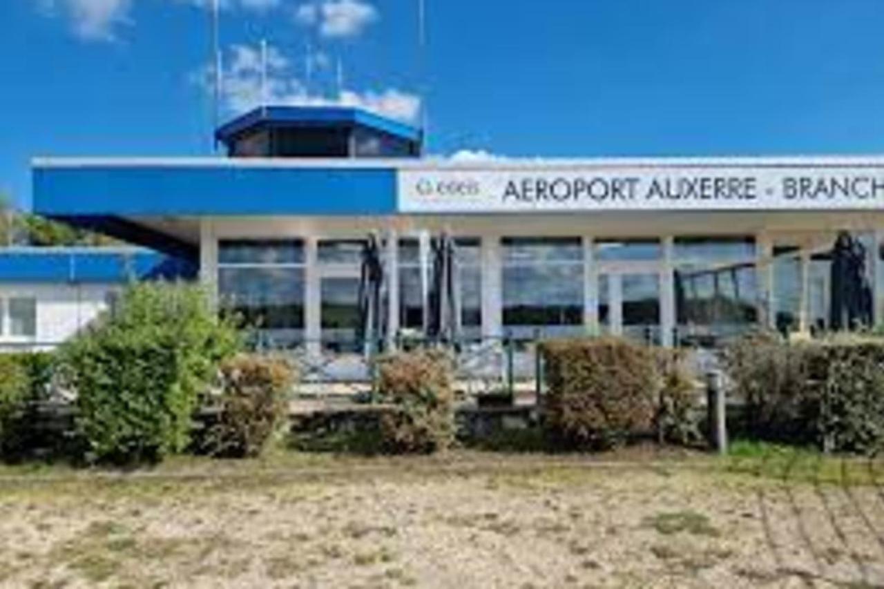 Au Calme Absolu Chez Nicolas Lindry Exterior photo